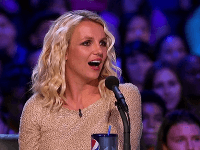 Britney Spears ako porotkyňa v šou X Factor naplno zapája mimické svaly.