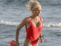 Pamela Anderson v červených plavkách hviezdila v seriáli Pobrežná hliadka.