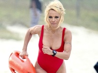 Pamela Anderson v červených plavkách
