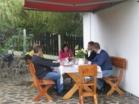 Predsedníčka hostila členov u seba vo víkendovom dome