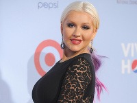 Christina Aguilera aj napriek kyprejším proporciám žiari sebavedomím.