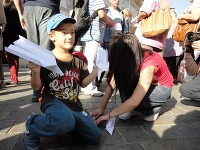 Protest pred Britskou ambasádou za Ivanu Boórovú a ostatné mamičky v boji o svoje deti.