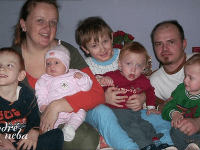 Denisa a Marek majú päť detí - najstarší Marek je zdravý, Matej je na vozíčku, dvojčatá prekonali obrnu a po narodení zdravej Sáry matka ochorela na rakovinu. 