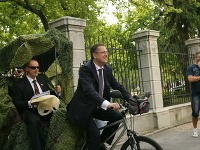 Minister Glváč priviezol ochrankára na rikši