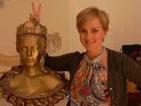 Monika Hilmerová pózuje s bustou Márie Terézie Monika Hilmerová pózuje s bustou Márie Terézie