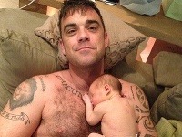 Robbie Williams so svojou dcérkou Theodorou Rose