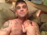Robbie Williams so svojou dcérkou Theodorou Rose