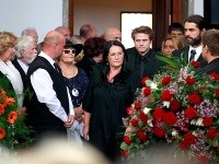 Hana Gregorová s deťmi Ondřejom a Rolou pri príchode do sály krematória. 