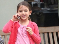 Suri Cruise s telefónom pri uchu neskrýva radosť. Volá jej práve otec Tom?