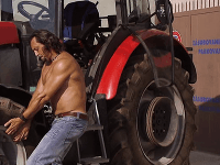 Lukáš Latinák sa tvári, že opravuje traktor.