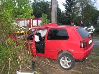 Vodič narazil do dreveného oplotenia a do stĺpa elektrického vedenia.