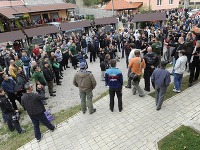 Prívrženci Mariána Kotlebu sa na jeho výzvu na upratovanie zhromaždili za asistencie polície v Krásnohorskom podhradí.