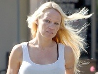 Strhaná Pamela Anderson bez mejkapu