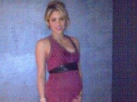 Tehotná Shakira vystavila na obdiv svoje rastúce bruško.