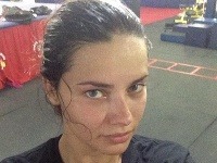 Adriana Lima dokáže internetových fanúšikov ohúriť aj spotená a neupravená.