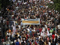 Desiatky tisíc nahnevaných Grékov protestujú proti Merkelovej v aténskych uliciach