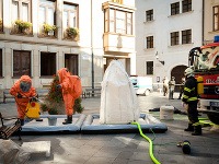 Budovu bratislavského magistrátu na Primaciálnom námestí uzavreli pre obálku s bielym práškom.