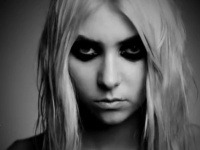 Taylor Momsen odhodila zábrany a zapózovala si pred kamerou úplne nahá.