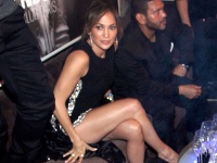Jennifer Lopez provokovala odhalenými nohami v odvážnych šatách.