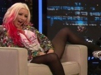 Christina Aguilera pred kamerami roztiahla nohy na dôkaz toho, že spodnú bielizeň nepotrebuje.
