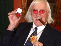 V posledných dňoch sa objavili obvinenia, že Savile po desaťročia pravidelne zneužíval dievčatá, ktorým bolo ešte len 12 rokov V posledných dňoch sa objavili obvinenia, že Savile po desaťročia pravidelne zneužíval dievčatá, ktorým bolo ešte len 12 rokov