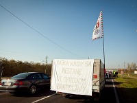 Blokáda jazdného pruhu na ceste smerom k štátnej hranici SR, ktorú zorganizovalo opozičné ultrapravicové Hnutie za lepšie Maďarsko - Jobbik.