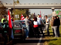 Blokáda jazdného pruhu na ceste smerom k štátnej hranici SR, ktorú zorganizovalo opozičné ultrapravicové Hnutie za lepšie Maďarsko - Jobbik.