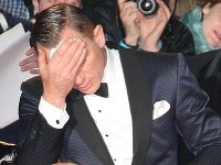 Spotený Daniel Craig sa v horúčkach utiera vreckovkou.