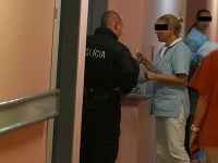 Pred Alexandrinou nemocničnou izbou hliadkujú policajti