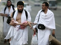 Tri milióny moslimov začali každoročnú púť v Mekke