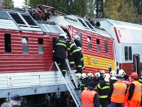 Vyslobodzovanie rušnovodiča po zrážke dvoch osobných vlakov.