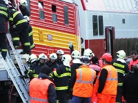 Vyslobodzovanie rušnovodiča po zrážke dvoch osobných vlakov. Nehoda sa stala na trati medzi železničnou zastávkou Bratislava-Vinohrady a Hlavnou železničnou stanicou.