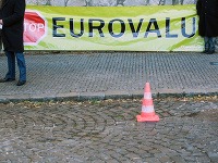 Účastníci protestného mítingu proti eurovalu