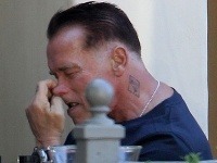 Arnold Schwarzenegger sa pri obede sústredene špáral v nose.