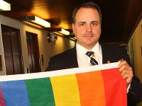 Poslanec Juraj Droba v parlamente rozvinul dúhovú vlajku Poslanec Juraj Droba v parlamente rozvinul dúhovú vlajku