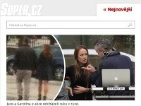 Portál super.cz zverejnil záber Jara Slávika a Karolíny Krézlovej, ako sa držia za ruky. 