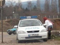 Policajt si kráti čas kamarátskym rozhovorom s prostitútkou