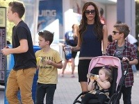 Victoria Beckham si užívala prechádzku so svojimi štyrmi deťmi bez podpätkov.