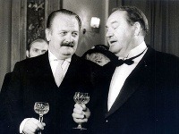 Eduard Bindas (vľavo) s Dušanom Blaškovičom vo filme Keď jubilant plače. 