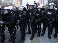 Desiatky zatknutých po potýčkach vo Varšave