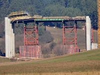 Druhý pokus o riadené odstrelenie poškodenej dočasnej konštrukcie mosta