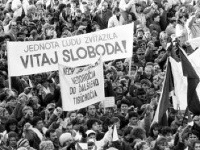 Desaťtisíce obyvateľov Banskej Bystrice a okolia vyjadrili 27.novembra 1989 na Námestí SNP v Banskej Bystrici svoju podporu generálnemu štrajku