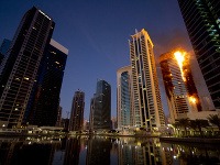 Požiar zachvátil mrakodrap v komplexe budov, známych ako Jumeirah Lakes Towers