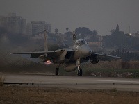 Izraelská bojová stíhačka F-15 Eagle vzlieta zo základne Tel Nof na misiu nad pásmom Gazy.