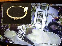 Zlodejka hovoriaca česky ukradla v starožitníctve náramok za 2500 eur.