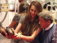 Sylvester Stallone ochotne načúva pôvabnej dcére Sophii Rose v butiku s topánkami.