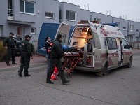 Záchranári nakladajú dobodaného do záchranky Záchranári nakladajú dobodaného do záchranky
