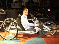 Hendikepovaný Martin Joppa dostal od nadácie ručný bicykel.