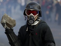 Úvodný obrad sprevádzal niekoľkotisícový protest pred budovou parlamentu