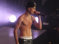 Justin Bieber vyburcoval publikum polonahým telom a vytŕčajúcou bielizňou.